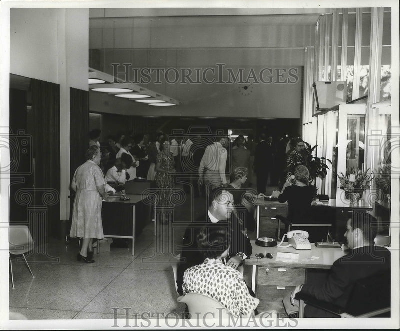 Load image into Gallery viewer, 1960 Press Photo Lobby of the Lakeview Office of The Bank of New Orleans.
