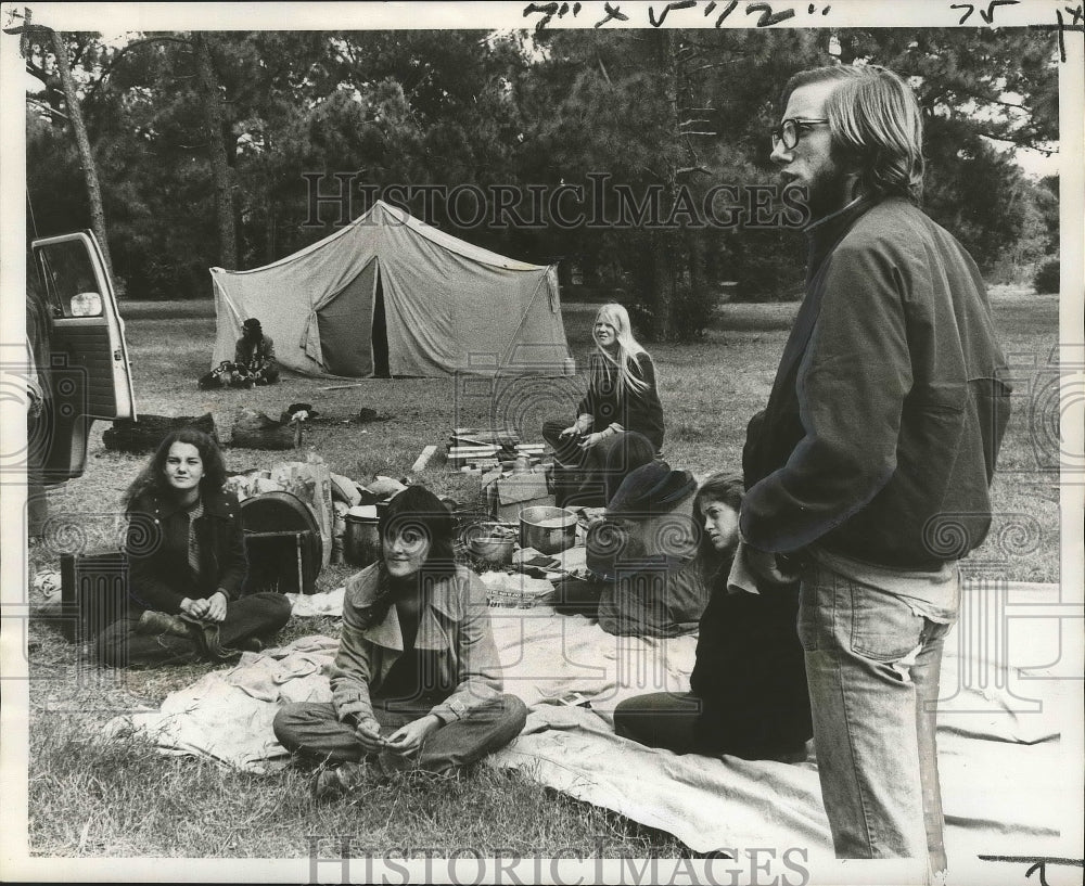 1971 Press Photo Students Supervised by Dennis Greg on Camping Trip - nox02833