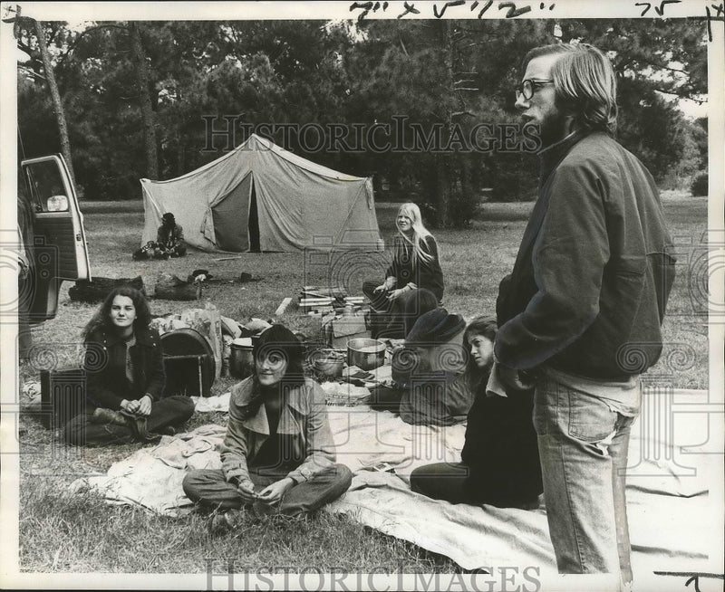 Load image into Gallery viewer, 1971 Press Photo Students Supervised by Dennis Greg on Camping Trip - nox02833
