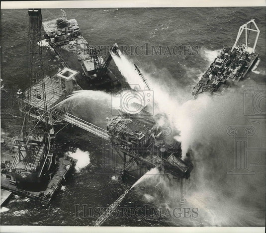 1975 Press Photo Oil - View of Tugs Putting Fire Out at Amoco Production Co. Rig