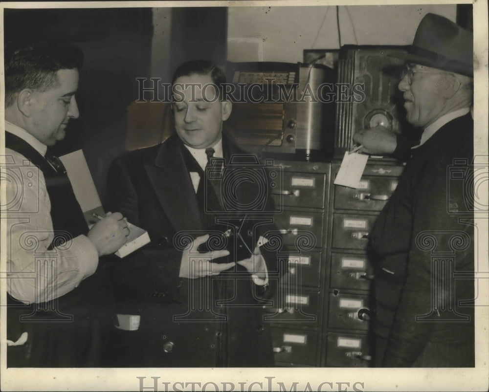 1942 Press Photo Sergeant John Soulant receives camera from German Paul Elzholz.