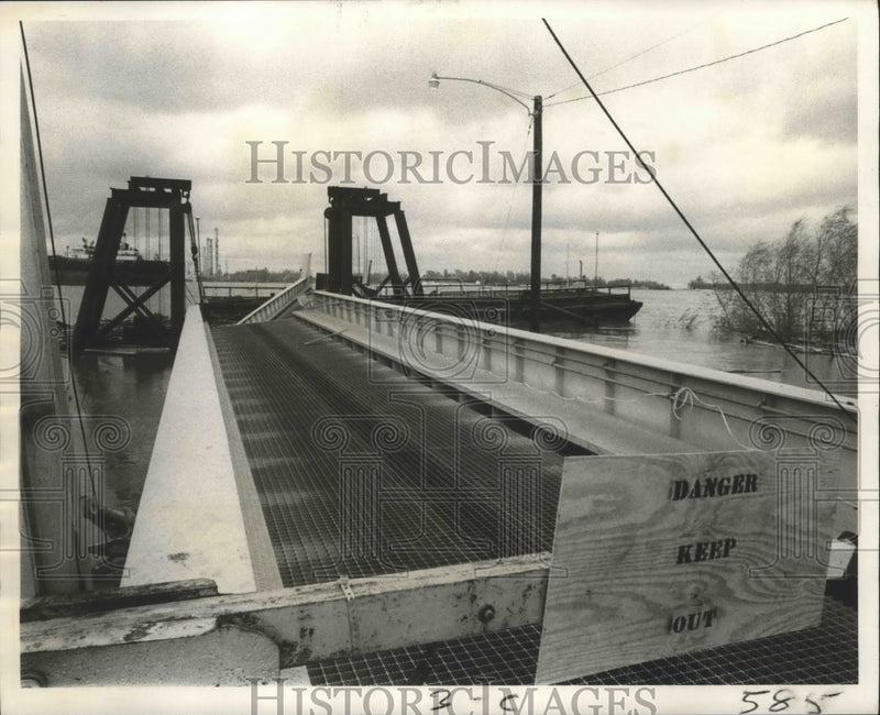 Load image into Gallery viewer, 1973 Press Photo Damage to the Algiers-Chalmette ferry landing after accident.
