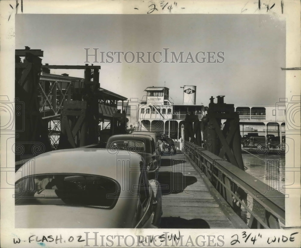 1950 Press Photo Motorists wait in line to bard the Algiers Ferry. - nox03016