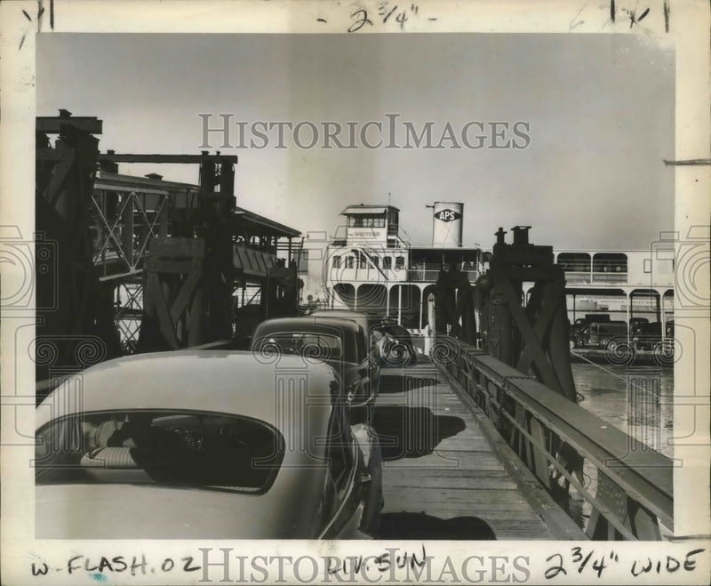 Load image into Gallery viewer, 1950 Press Photo Motorists wait in line to bard the Algiers Ferry. - nox03016
