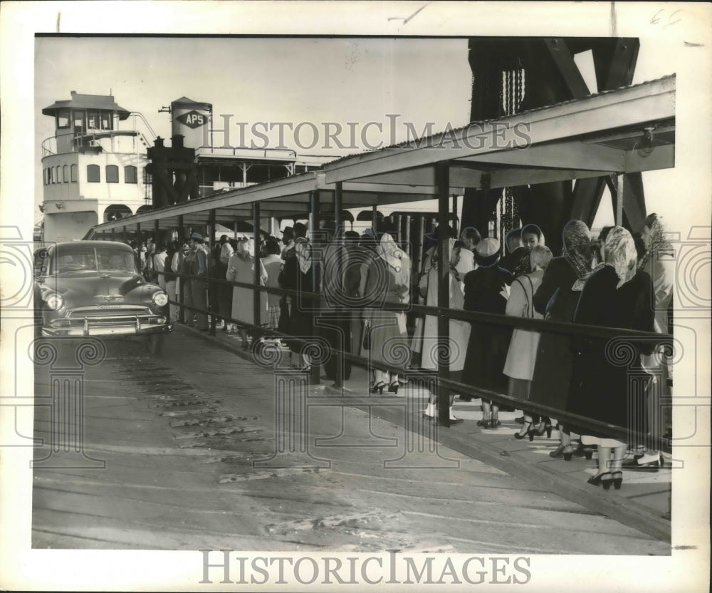 1952 Press Photo New Orleans - West Bank Passengers Wait for Ferry - nox03019