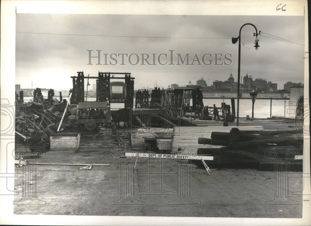1952 Press Photo New Orleans - Crew Repairs Algiers Ferry Landing After Fire