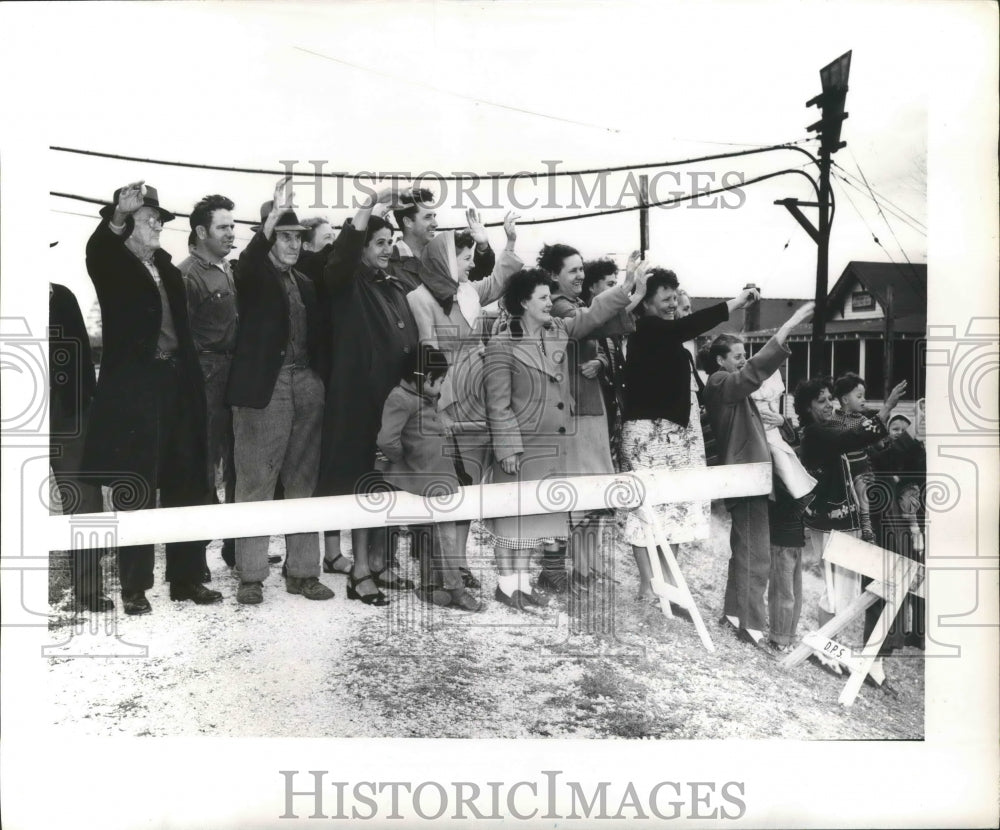 1952 Press Photo Algiers residents line river bank to greet ferry boat.