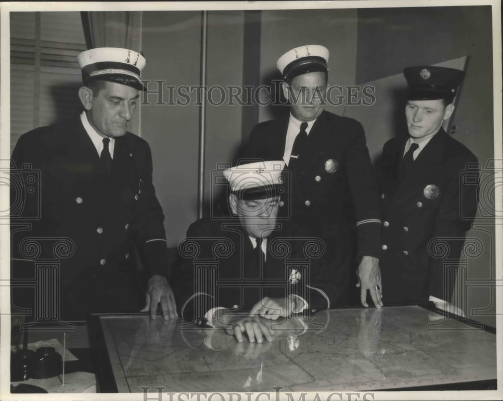 1952 Press Photo Chief Albert Allain teaches a civilian defense rescue course.