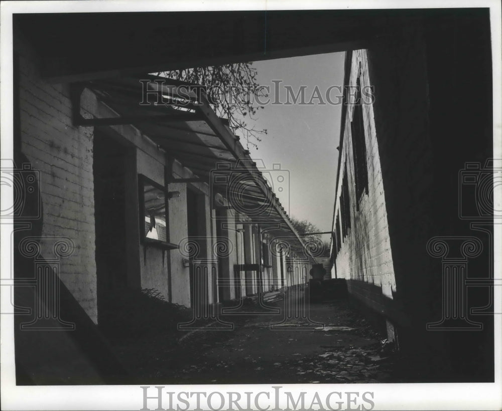 Press Photo View of the locker rooms at the Audubon Park swimming pool.- Historic Images