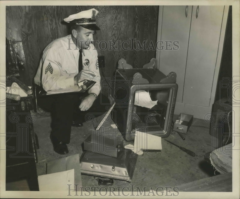 Load image into Gallery viewer, 1953 Press Photo Sgt. James Arnold at Southern Heater Co. after robbery.
