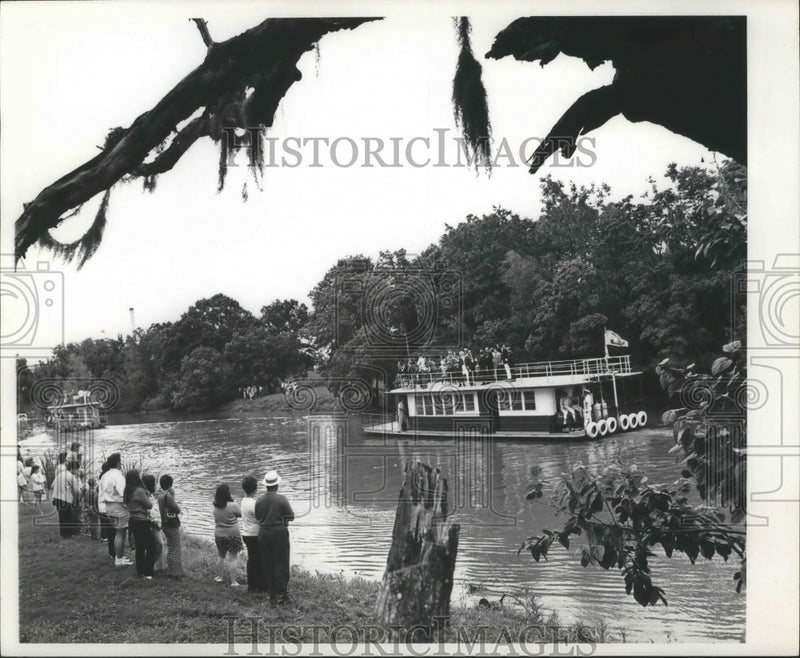 Load image into Gallery viewer, 1972 Press Photo View of the Bayou Parade at Bayou Teche. - nox03110
