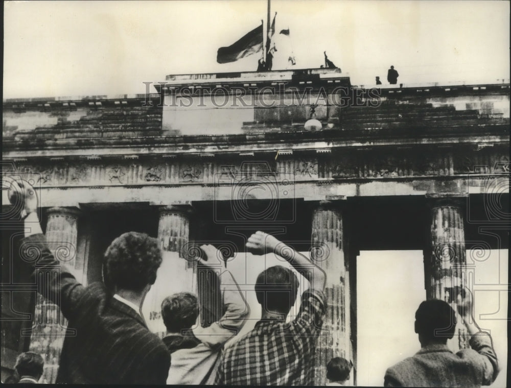 1968 Press Photo Germany - German Workers Change Flags on Bradenburg Gate
