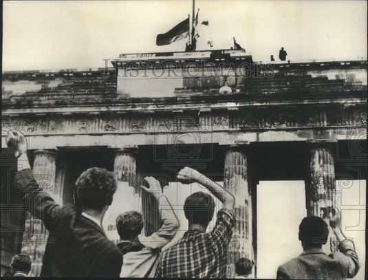 1968 Press Photo Germany - German Workers Change Flags on Bradenburg Gate