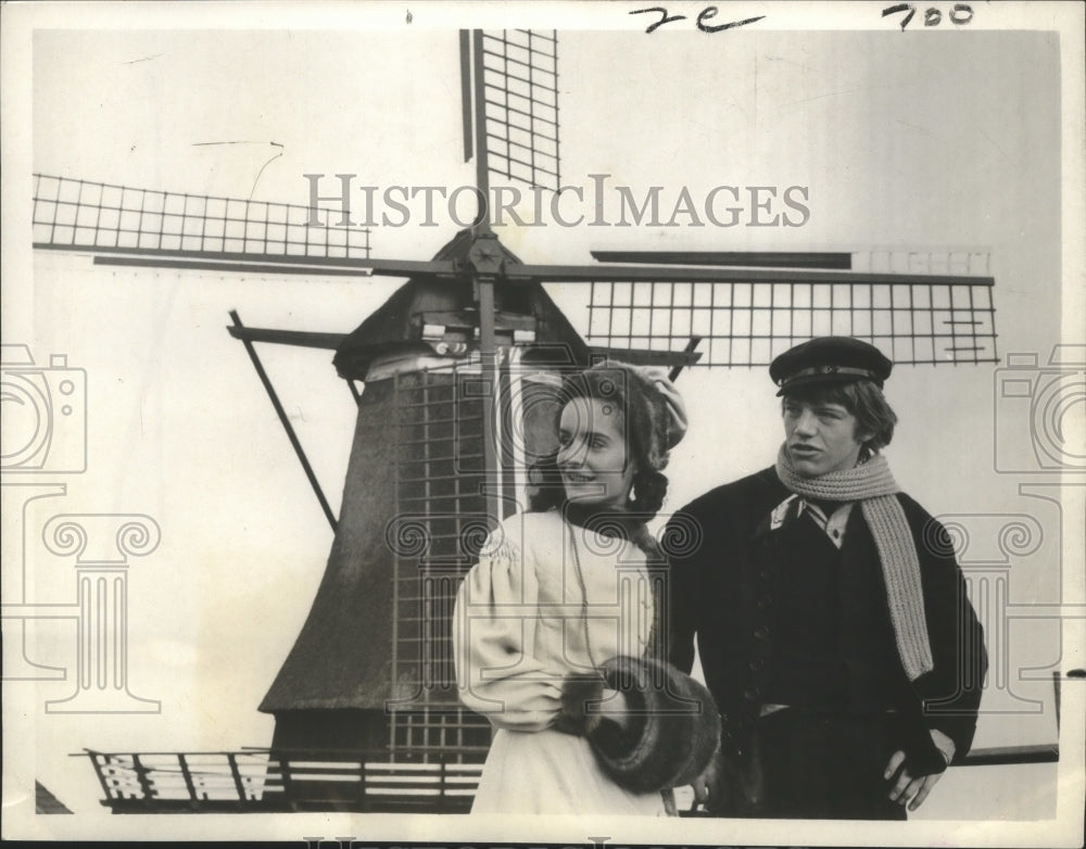1970 Press Photo Actor Robin Askwith &amp; Actress Sheila Whitmill in Hans Brinker