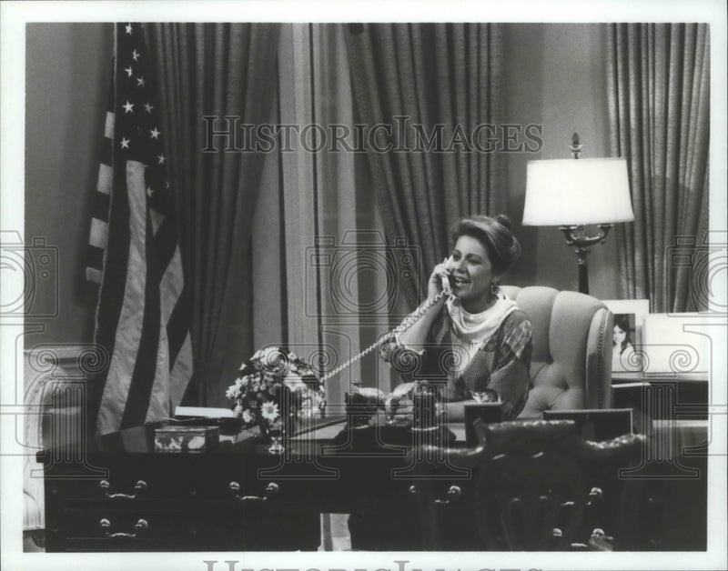 Load image into Gallery viewer, 1985 Press Photo Actress Patty Duke Stars as a President in Hail to the Chief
