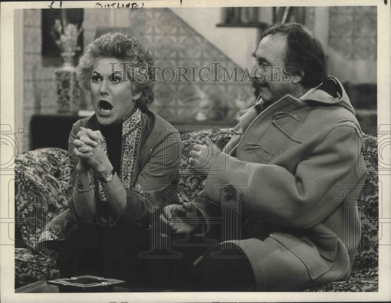 Load image into Gallery viewer, 1977 Press Photo Beatrice Arthur and Bill Macy on "Maude" - nox03167
