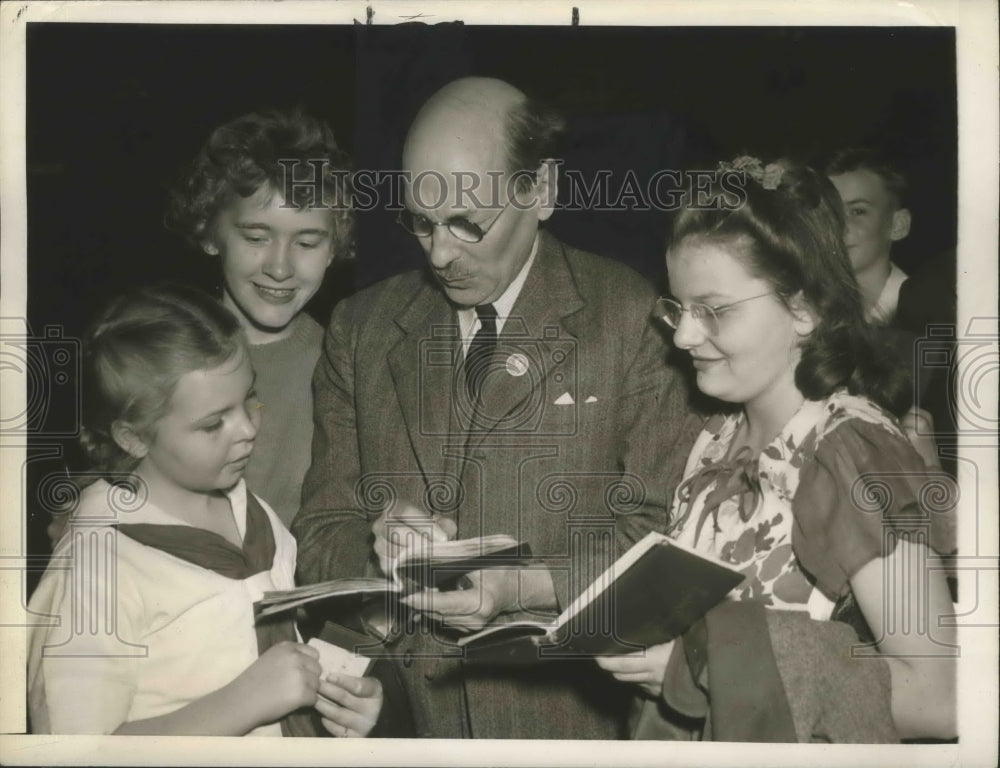 1945 Press Photo Clement R. Attlee, United Kingdom delegate, signs autographs.