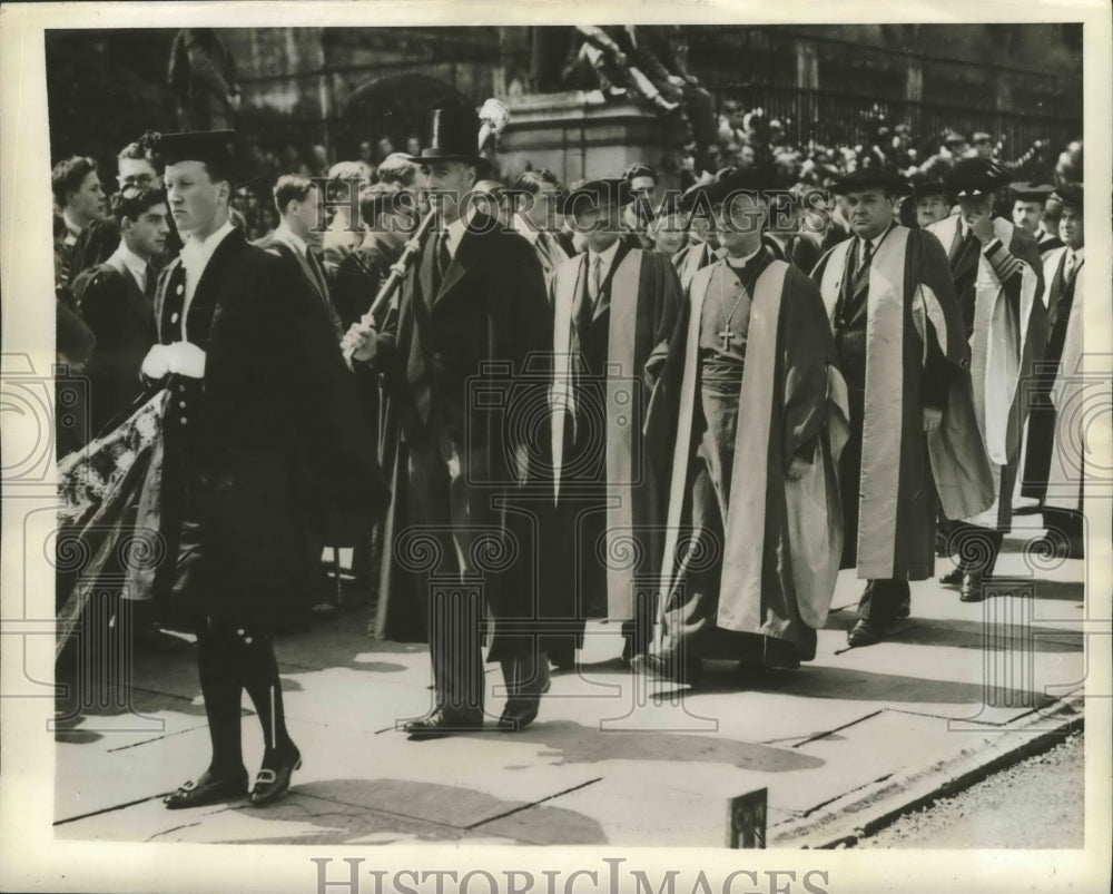 1946 Press Photo Prime Minister Clement Attlee receives an honorary degree.