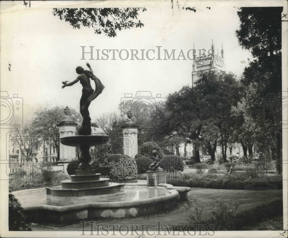 1954 Press Photo The Gumble family statue and fountain at Audubon Park.