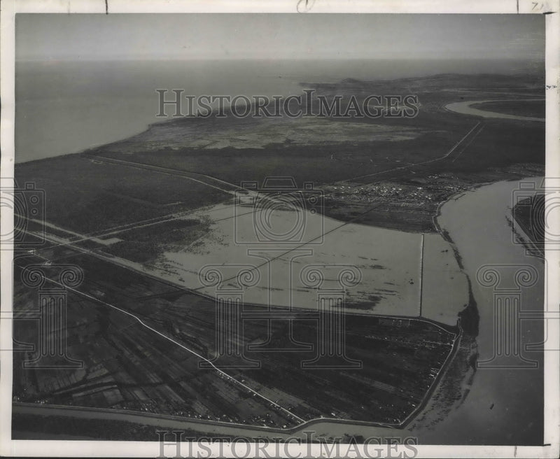 Load image into Gallery viewer, 1952 Press Photo Bonnet Carre Spillway protects New Orleans from high river
