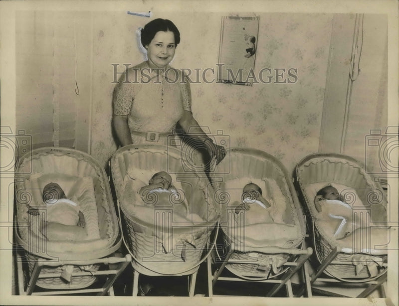 Load image into Gallery viewer, 1939 Press Photo Mrs. Esther Badgett with her quadruplets - nox03294
