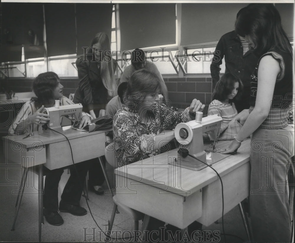 1974 Press Photo Ray Hackett, David Johnson taught to sew by Riverdale students.