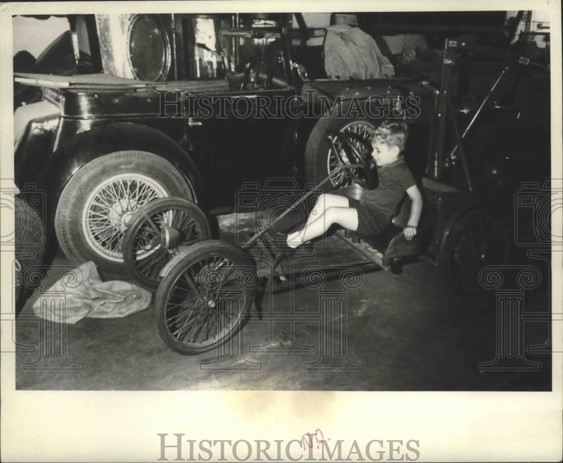 Load image into Gallery viewer, 1967 Press Photo A boy plays in a 1914 Electric Autocar Red-bug golf cart.
