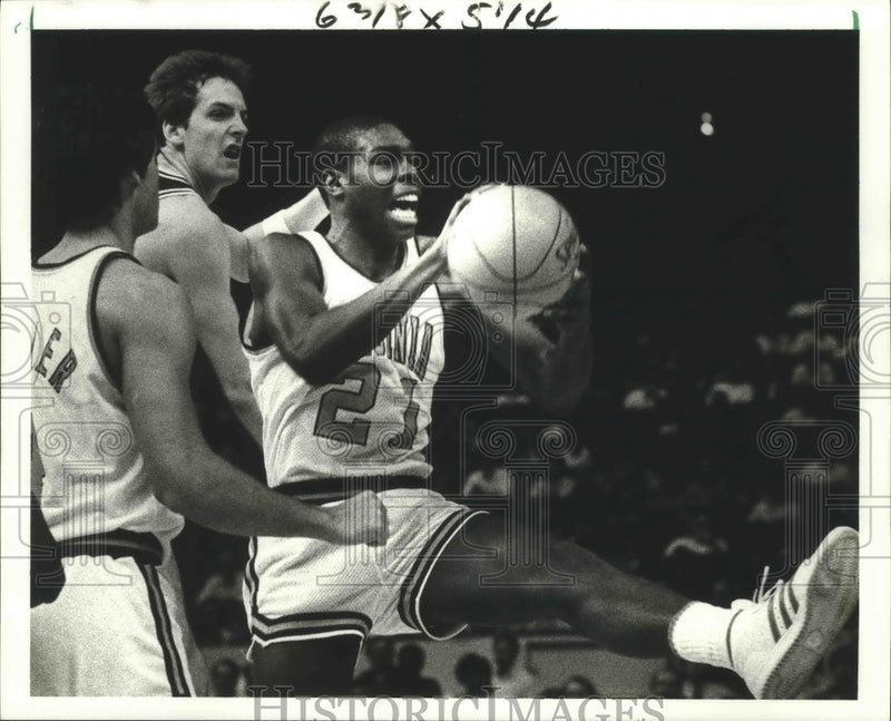 Load image into Gallery viewer, 1984 Press Photo Sugar Bowl Basketball-Mel Kennedy grabs rebound vs. Penn State
