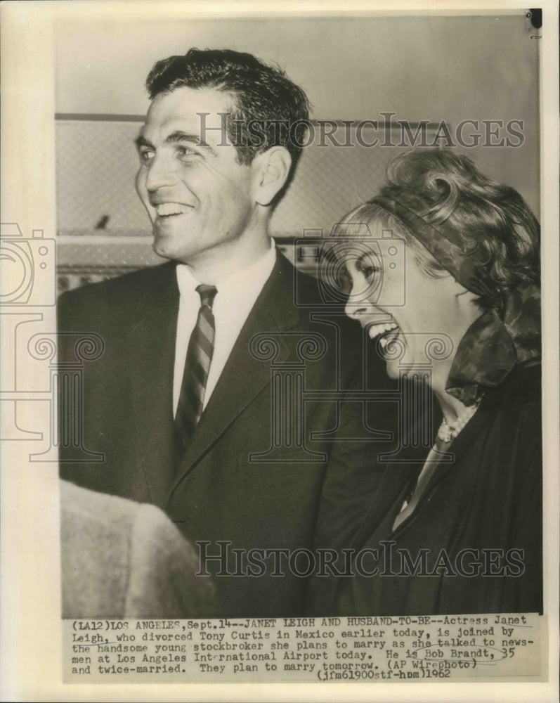 Load image into Gallery viewer, 1962 Press Photo Janet Leigh with Bob Brandt - nox03410
