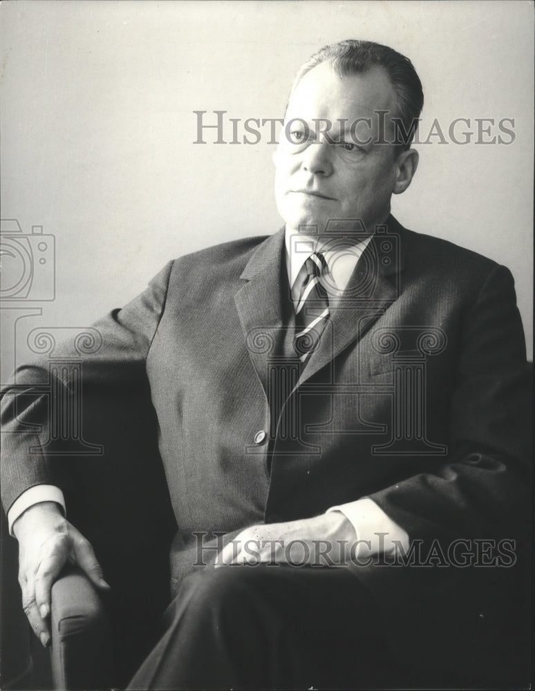 Load image into Gallery viewer, 1969 Press Photo Willy Brandt sits thoughtfully in chair - nox03414
