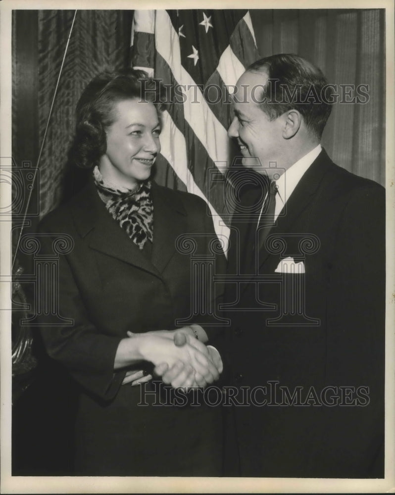 Load image into Gallery viewer, 1959 Press Photo Mrs. Willy Brandt shakes hands with Mayor Morrison at City Hall

