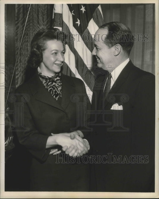 1959 Press Photo Mrs. Willy Brandt shakes hands with Mayor Morrison at City Hall