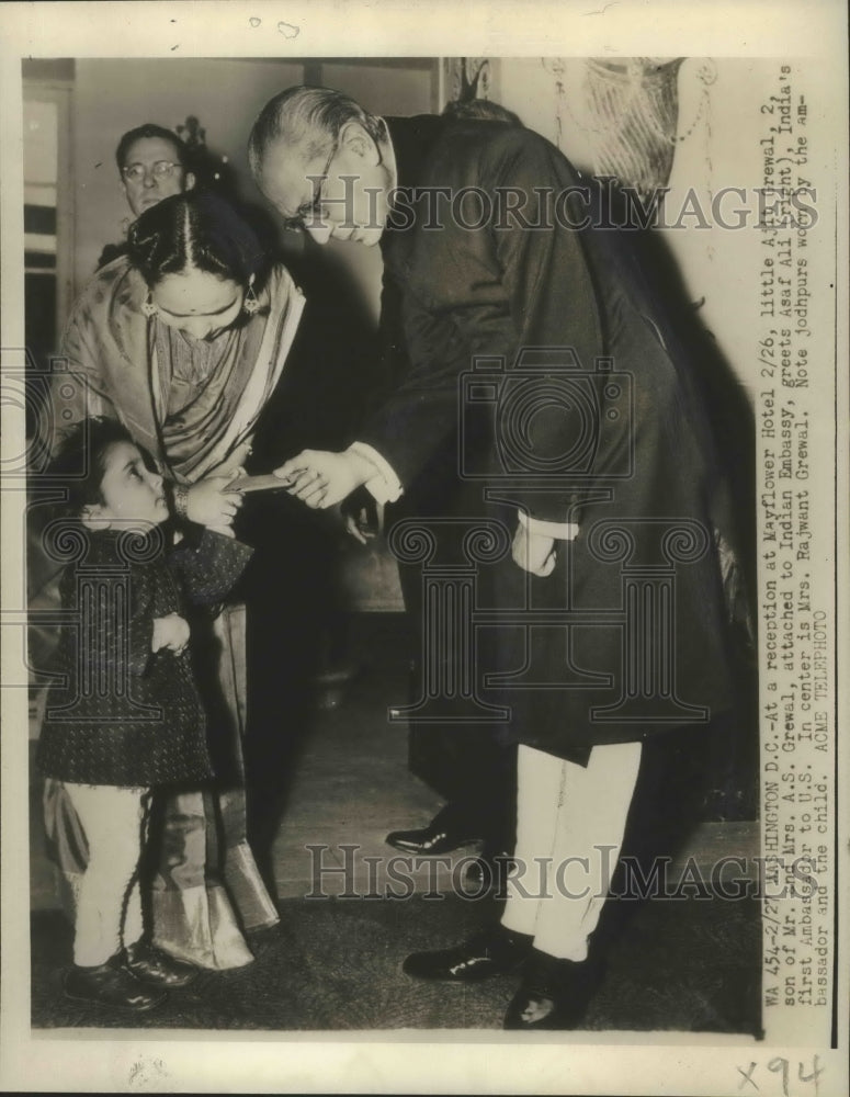 1947 Press Photo Asaf Ali, India&#39;s Ambassador to the U.S., greets Ajib Grewal.