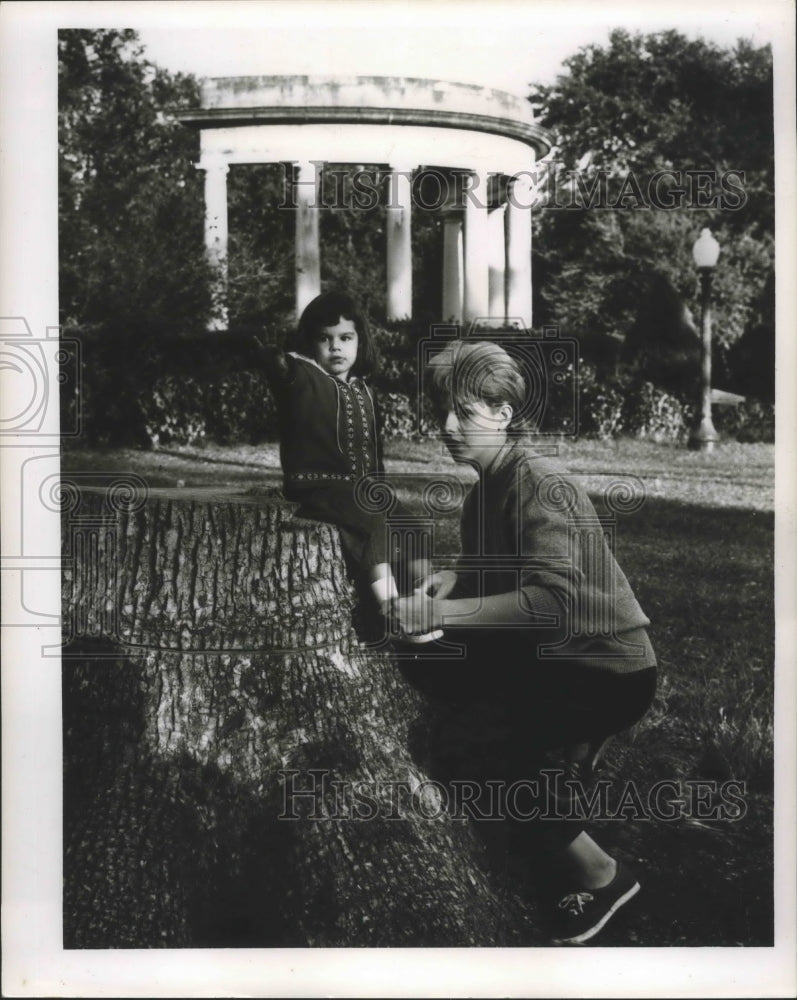 1963 Press Photo Mrs. Jay Gandolfa Jr. and daughter, Gigi, at Audubon Park.- Historic Images