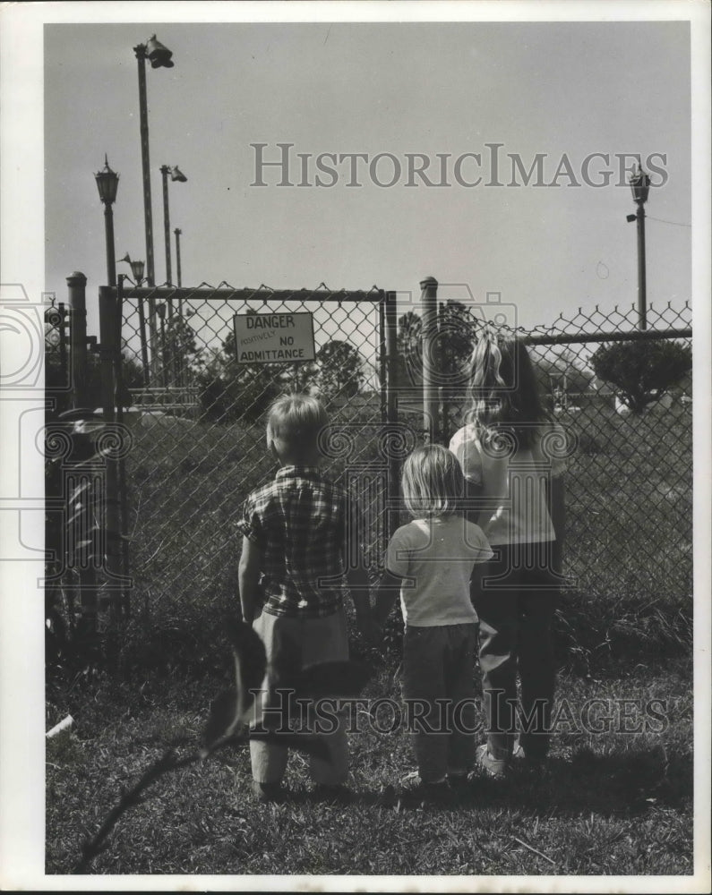 Press Photo Bruce, Sandra and Cynthia Bacon look at closed Audubon Park Pool.- Historic Images