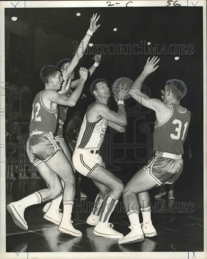 1968 Press Photo Air Force defenders try to prevent Johnny Arthurs from a shot- Historic Images