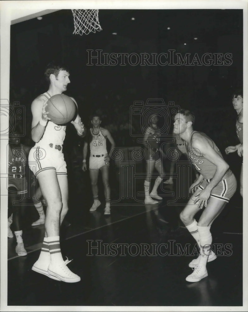 Load image into Gallery viewer, 1969 Press Photo Johnny Arthurs of Tulane jumps with basketball - nox03639

