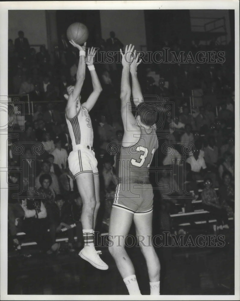 1968 Press Photo Johnny Arthurs jumps with ball over another player - nox03642