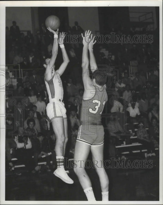 1968 Press Photo Johnny Arthurs jumps with ball over another player - nox03642