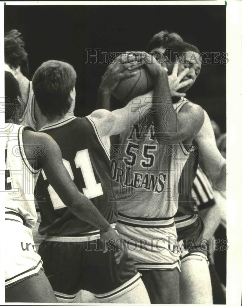 1984 Press Photo Jim Farmer puts his hand on John Harris in rebound battle- Historic Images