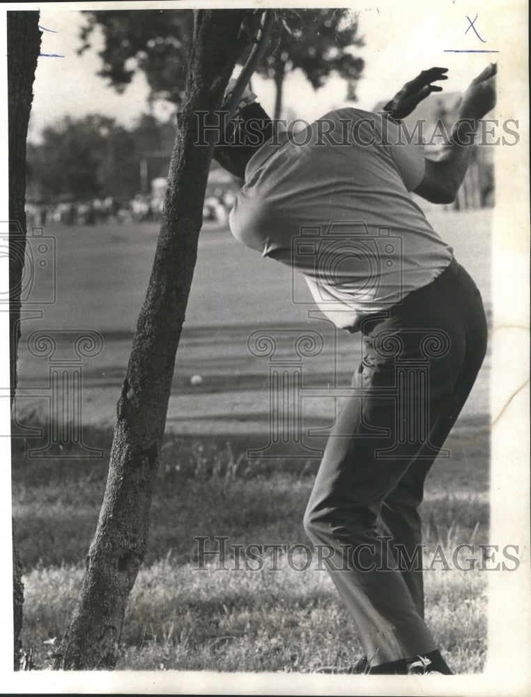 1970 Press Photo George Archer swings left handed at Greater New Orleans Open.- Historic Images