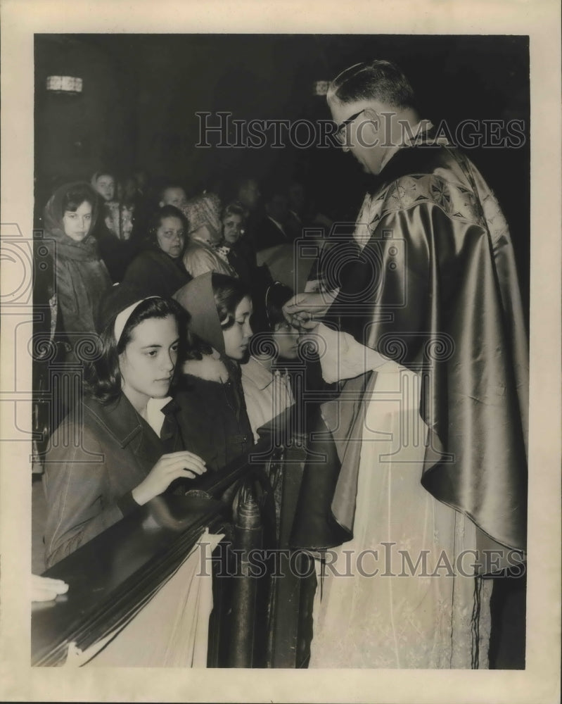 1965 Press Photo Rev. Henry Simoneaux at St. Louis Basilica on Ash Wednesday.