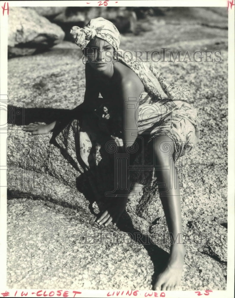 Load image into Gallery viewer, 1986 Press Photo Laura Ashley Design - nox03686
