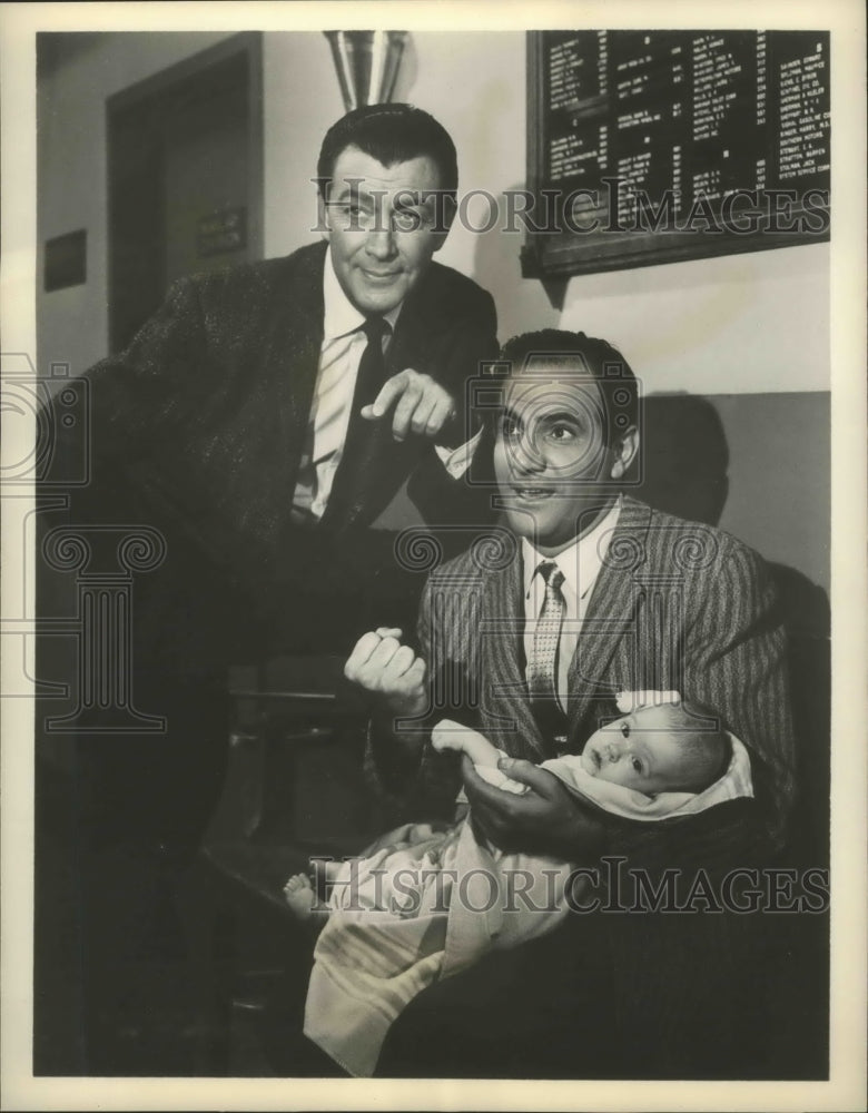 1960 Press Photo Robert Taylor &amp; Tige Andrews in Robert Taylor in the Detectives- Historic Images