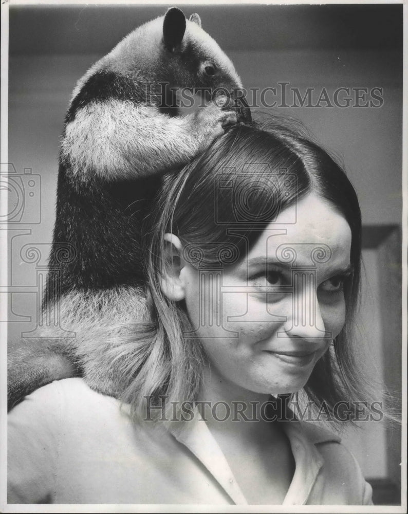 1970 Press Photo Mary Doucet, of New Orleans, and her pet aardvark, Rebecca.