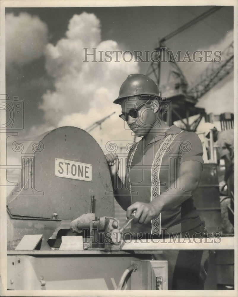 1968 Press Photo New Orleans - Kermes Lanes Working at Avondale Shipyard