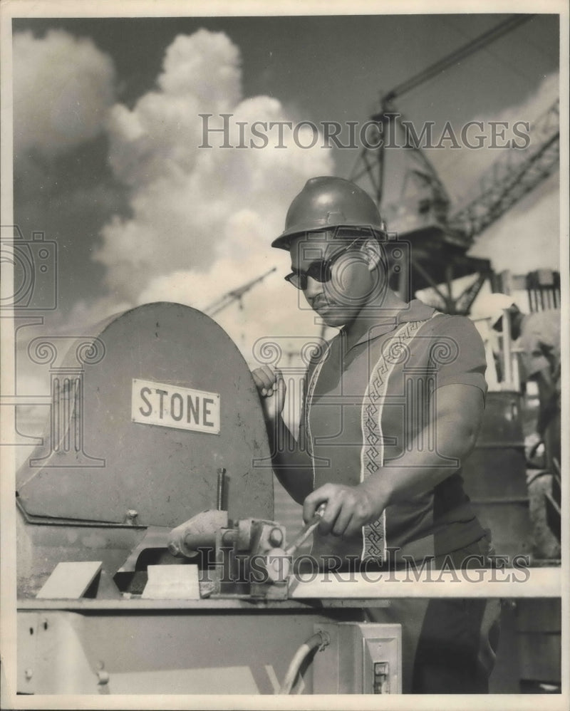 Load image into Gallery viewer, 1968 Press Photo New Orleans - Kermes Lanes Working at Avondale Shipyard
