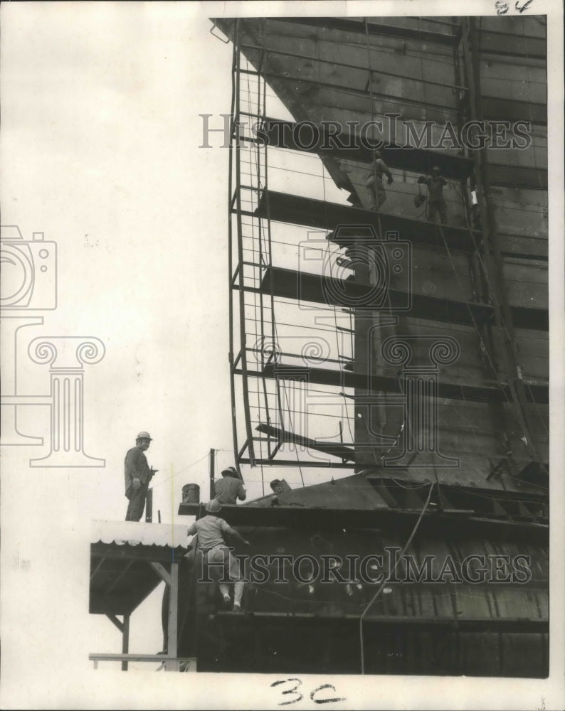 1970 Press Photo Ships - Men Work on Lash Ship&#39;s Bow at Avondale Shipyard