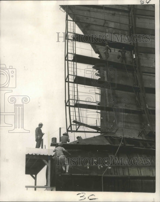 1970 Press Photo Ships - Men Work on Lash Ship's Bow at Avondale Shipyard