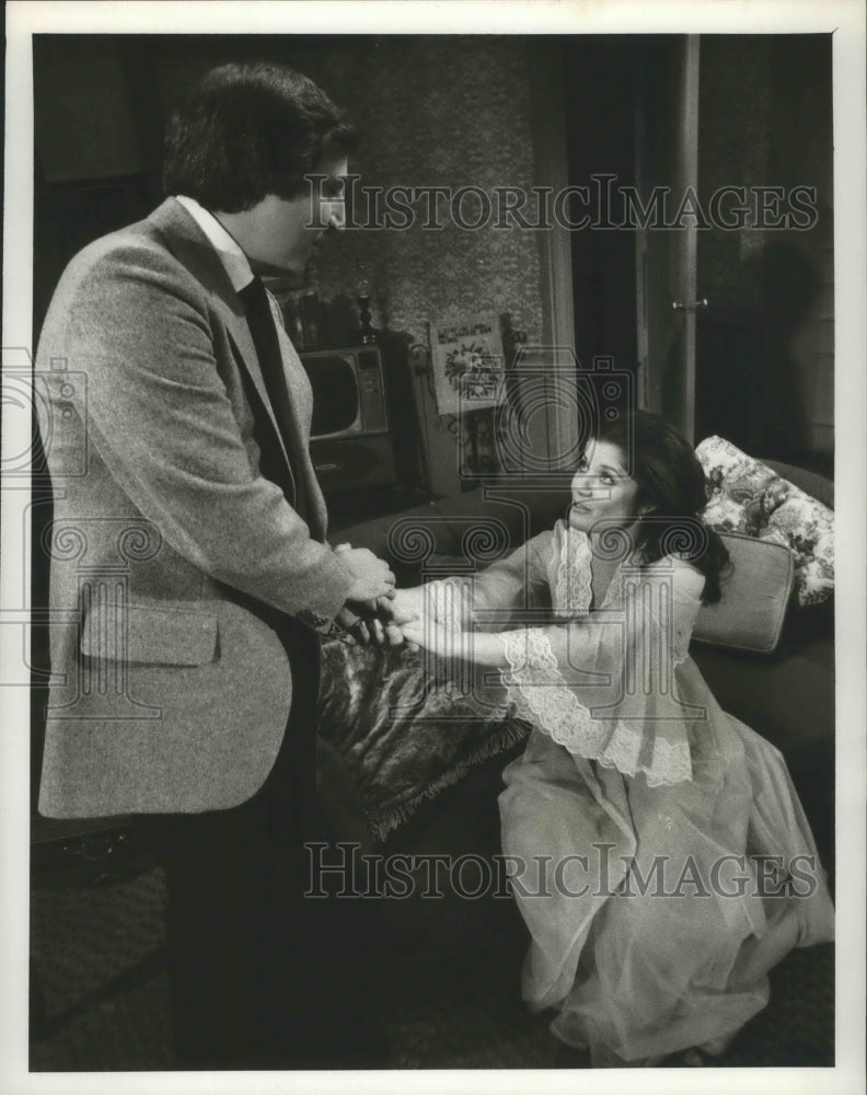Load image into Gallery viewer, Press Photo Patricia Arnell and Lloyd Battista in Love of Life, on CBS.
